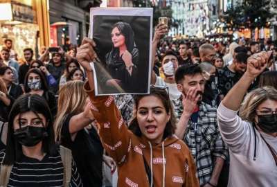 Cientos de actividas han salido a las calles de Ir&aacute;n para protestar por la muerte Mahsa Amini. 