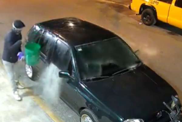 El sujeto se quem&oacute; al tratar de quemar un auto