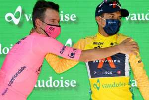 Rigoberto Urán (izq.) junto a Richard Carapaz, en el Tour de Suiza del 2021.