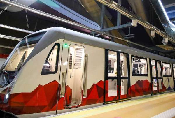 La tarde del lunes 24, un ciudadano baj&oacute; a los rieles del Metro de Quito para recoger su c&eacute;dula de identidad.&nbsp;