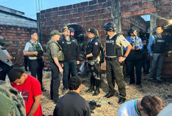 Varias intervenciones se realizaron esta madrugada en Dur&aacute;n, Guayas. La Polic&iacute;a y Fuerzas Armadas detuvo a presuntos integrantes de los &ldquo;Chonekillers&rdquo;.