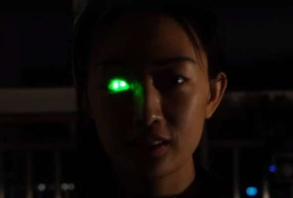 Mujer desarrolla un pr&oacute;tesis ocular que brilla al estilo de 'Terminator'