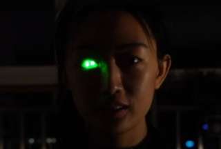 Mujer desarrolla un pr&oacute;tesis ocular que brilla al estilo de 'Terminator'