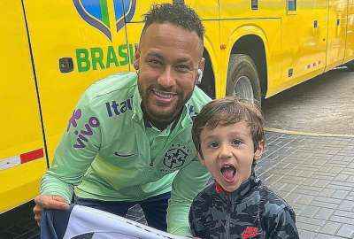 Neymar se llev&oacute; una camiseta autografiada por Hern&aacute;n Barcos