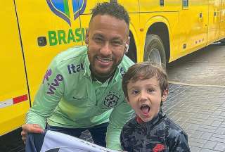 Neymar se llev&oacute; una camiseta autografiada por Hern&aacute;n Barcos