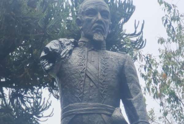 La estatua de bronce de Eloy Alfaro perdi&oacute; un brazo, la antorcha y su espada.