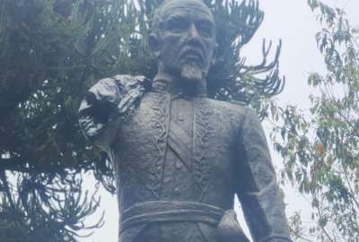 La estatua de bronce de Eloy Alfaro perdi&oacute; un brazo, la antorcha y su espada.