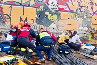 El Cuerpo de Bomberos de Quito coordin&oacute; el rescate de personas afectados por el colapso de un muro, en el sur de Quito.