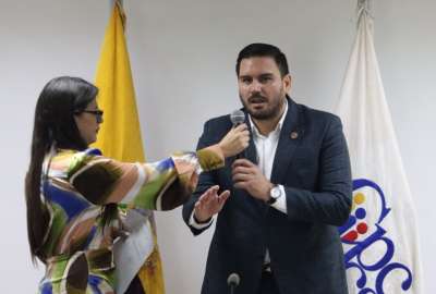 Andr&eacute;s Fantoni fue posesionado como nuevo presidente del Cpccs. El nombramiento es desconocido por Nicole Bonifaz y dice que ella sigue al frente del organismo. 