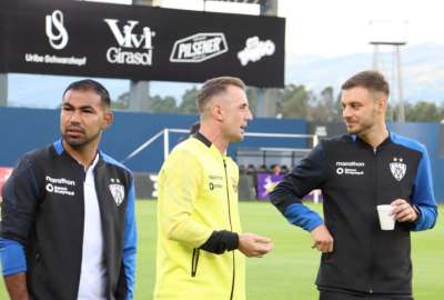 Dami&aacute;n D&iacute;az (centro) fue el mejor volante y Mart&iacute;n Anselmi el mejor entrenador