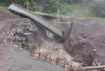Las fuertes lluvias provocaron el colapso del puente sobre el r&iacute;o Marker, a la altura de Napo.