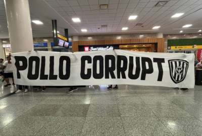 La pancarta fue exhibida en el aeropuerto
