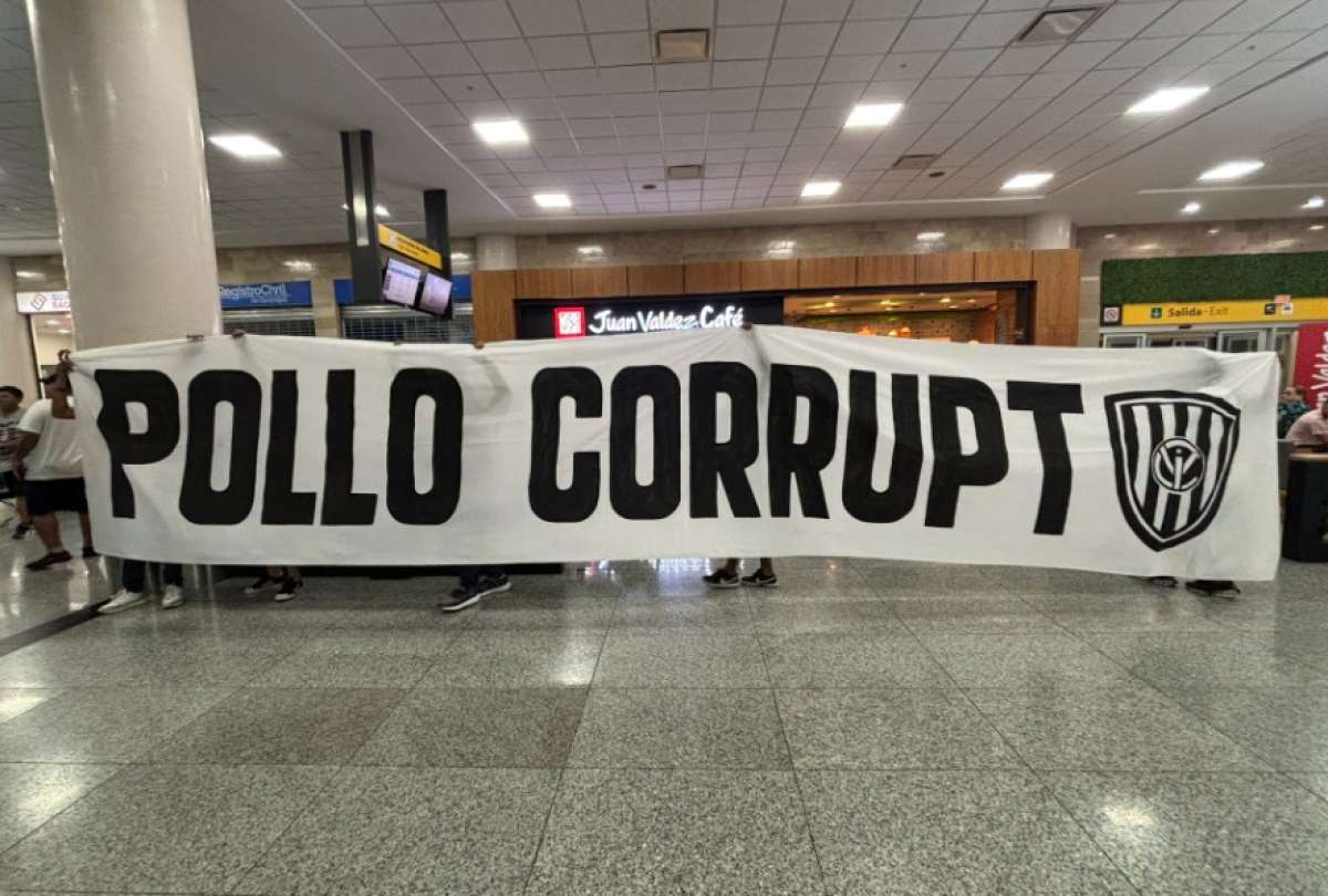 La pancarta fue exhibida en el aeropuerto