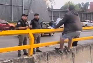 M&eacute;xico: Polic&iacute;as evitan que hombre salte de un puente