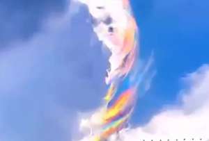 Los conductores que viajaban por la carretera quedaron impactados por este fen&oacute;meno: nubes iridiscentes.