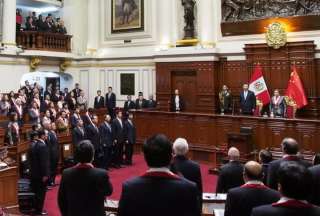 Congresista peruano pas&oacute; un ins&oacute;lito momento en una reuni&oacute;n del parlamento