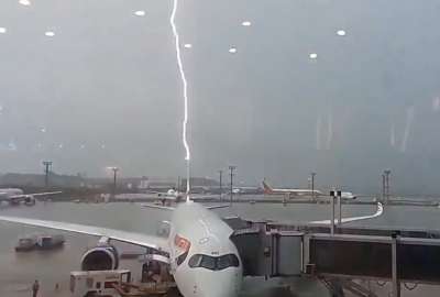 Mire el video de la ca&iacute;da de un rayo sobre un avi&oacute;n, en Brasil. 