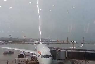 &iexcl;Impresionante! Rayo impact&oacute; a un avi&oacute;n en Brasil