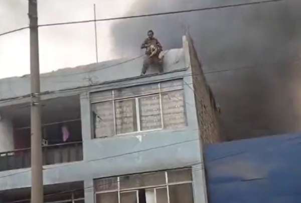 Sebasti&aacute;n Arias, un joven de nacionalidad colombiana, se arm&oacute; de valor y empez&oacute; a trepar por los balcones hasta llegar a la terraza para rescatarlos.