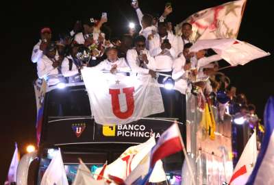 Los albos fueron recibidos por miles de personas