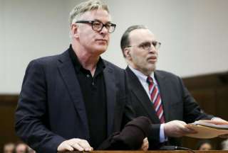 Fiscal formaliz&oacute; cargos contra el actor Alec Baldwin por homicidio involuntario