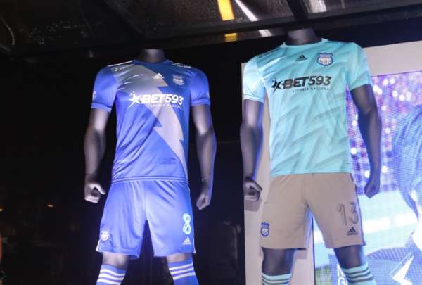 Emelec present&oacute; su nueva indumentaria para este 2022