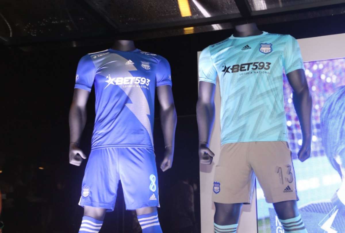Emelec presentó su nueva indumentaria para este 2022
