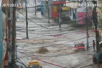 Calles en el norte de Quito se inundaron por la fuerte lluvia