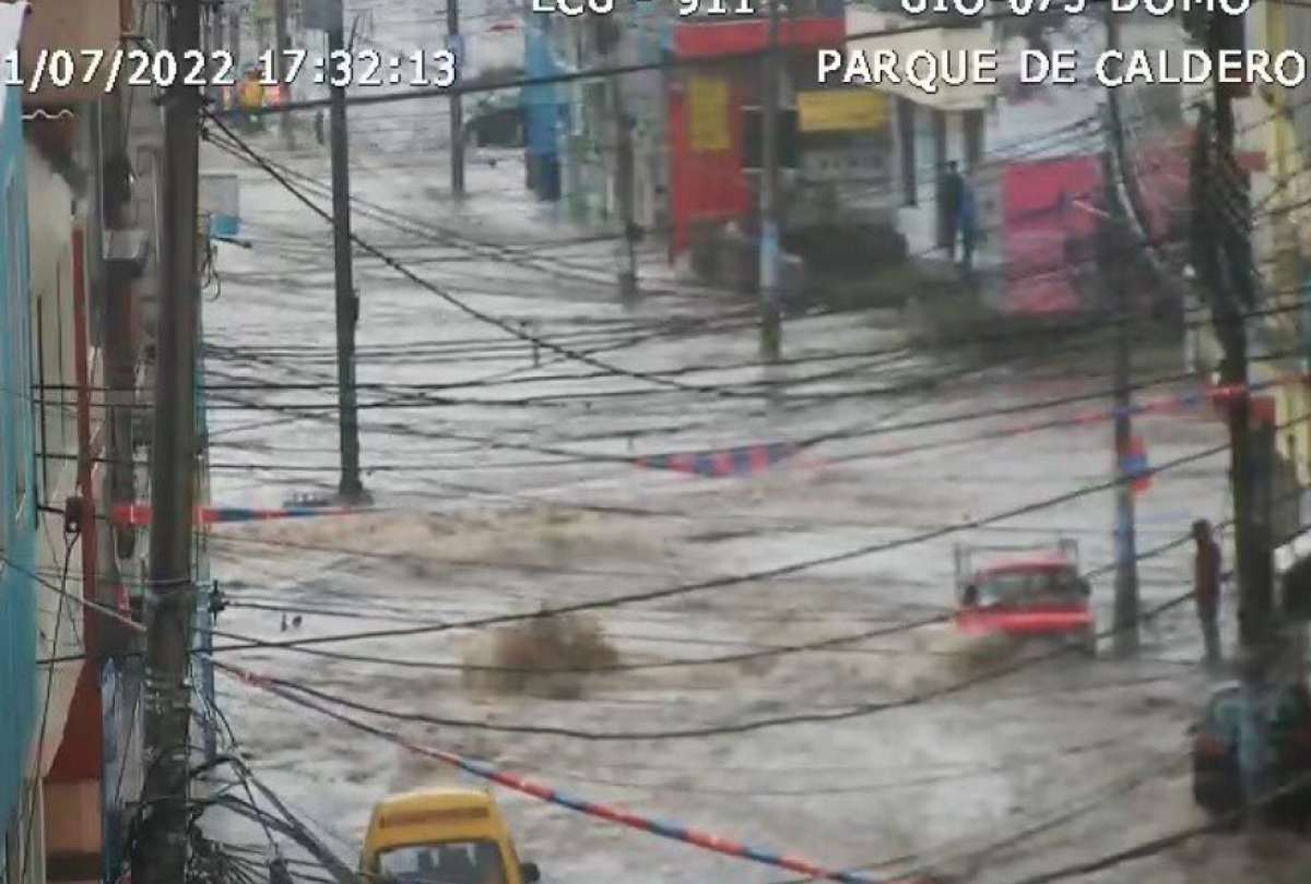 Calles en el norte de Quito se inundaron por la fuerte lluvia