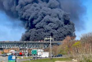 Accidente de cami&oacute;n de combustible caus&oacute; un incendio de gran magnitud en Connecticut