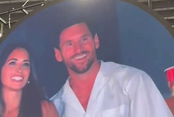 Messi y Antonela, aparecieron en la “kiss cam” del concierto de Coldplay.