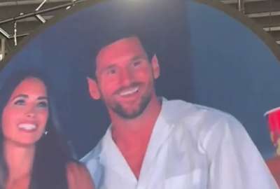 Messi y Antonela, aparecieron en la &ldquo;kiss cam&rdquo; del concierto de Coldplay.