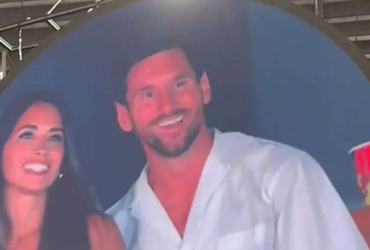 Messi y Antonela, aparecieron en la “kiss cam” del concierto de Coldplay.