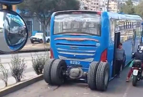 A un bus que circulaba por el centro de la ciudad se le salieron las llantas.