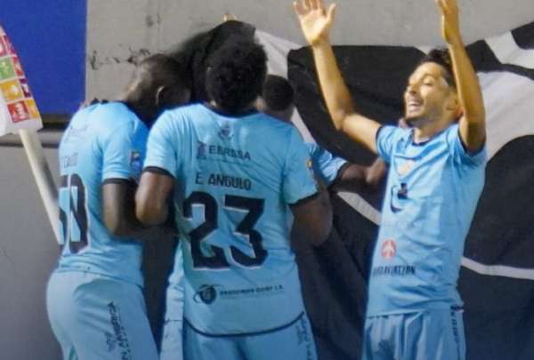 Libertad sorprendi&oacute; al Aucas en Quito