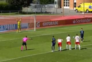 Futbolista falla un penal en tres ocasiones y se hace viral