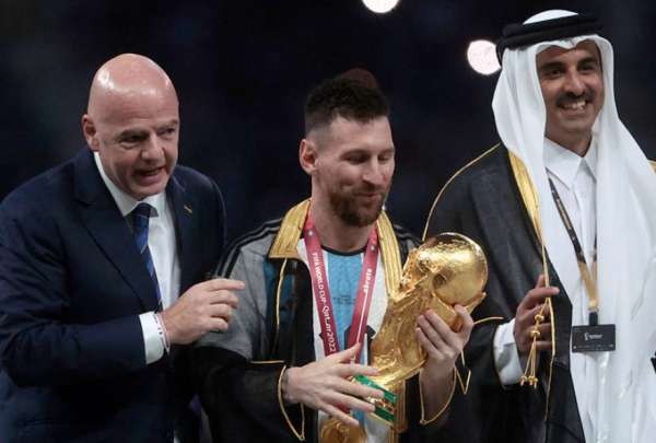 Un abogado oman&iacute; ofreci&oacute; un mill&oacute;n de d&oacute;lares por el bisht que utiliz&oacute; Lionel Messi