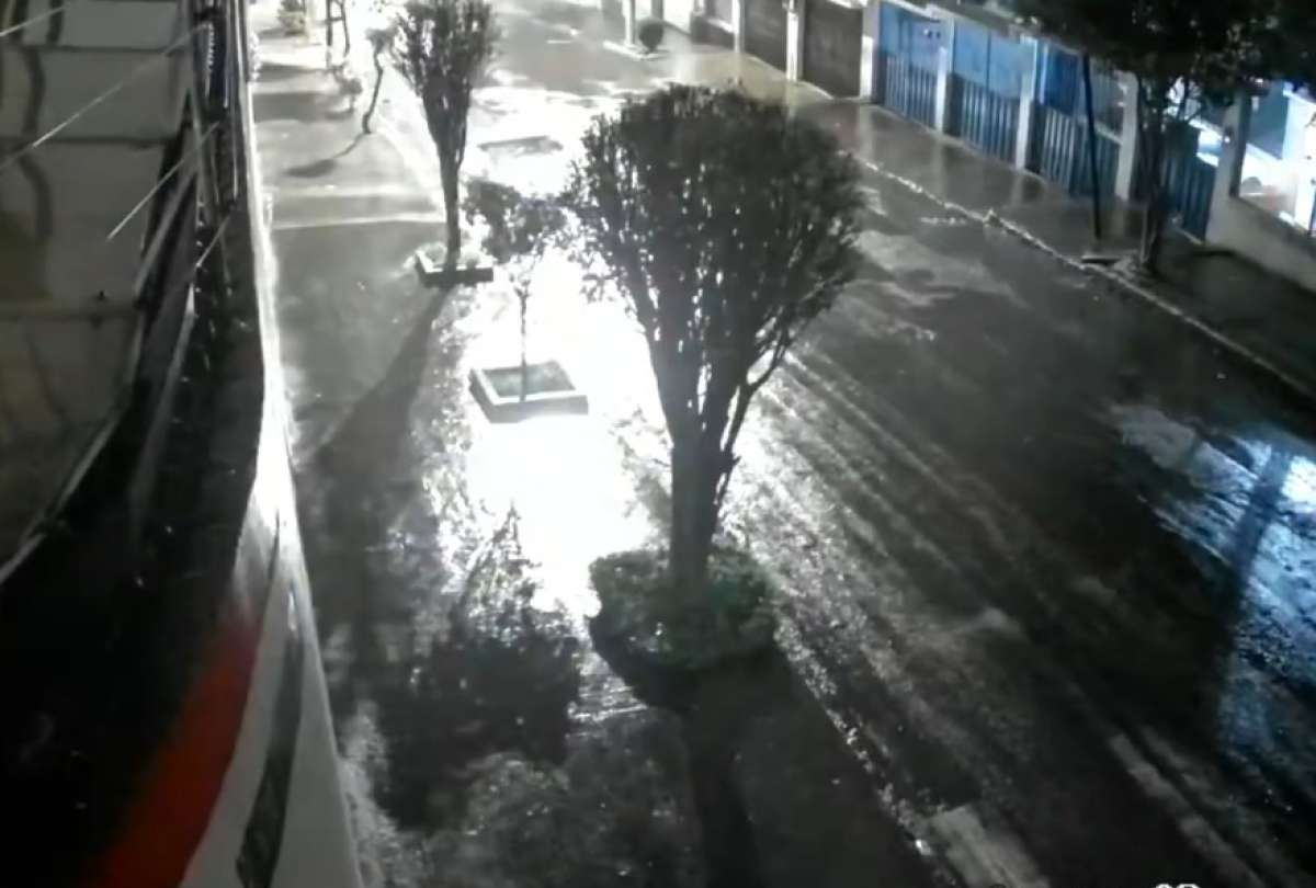 En sectores del norte de Quito se registraron rayos y truenos en la madrugada. 