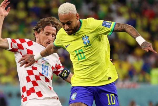 Pel&eacute; pide a Neymar que siga con Brasil: "Tu legado est&aacute; lejos de llegar al fin"