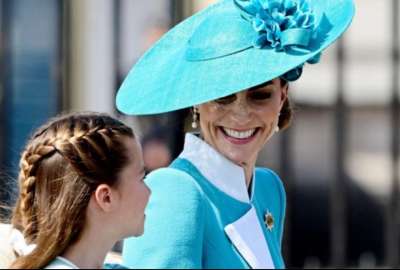 La princesa de Gales, Kate Middleton, hizo su esperada reaparici&oacute;n p&uacute;blica con un gesto cargado de simbolismo hacia la recordada princesa Diana. El emotivo momento tuvo lugar durante el Trooping the Colour 2025.