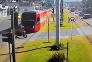 Tranv&iacute;a de Cuenca evita accidente tras maniobra imprudente de un motociclista