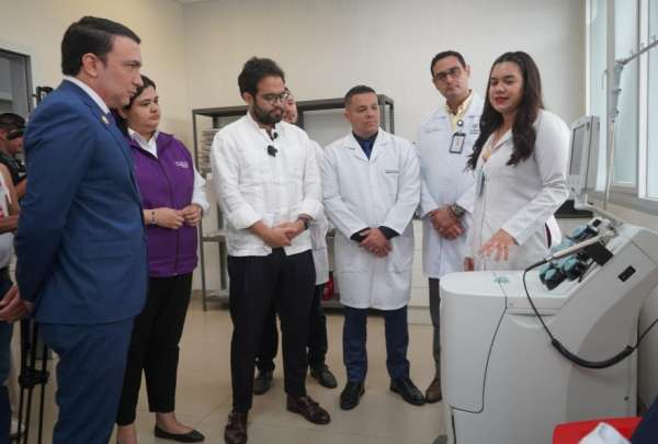 Entrega de ayudas t&eacute;cnicas y apertura de nuevos servicios en hospitales de Portoviejo y Chone
