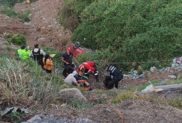 Un veh&iacute;culo tipo sedan se precipit&oacute; al abismo en Cayambe.
