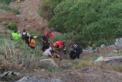 Un veh&iacute;culo tipo sedan se precipit&oacute; al abismo en Cayambe.