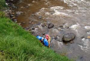 Cad&aacute;ver fue hallado en las orillas del r&iacute;o Tomebamba