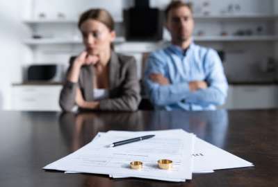 Este tipo de divorcio implica un juicio legal, que puede extenderse hasta m&aacute;s de un a&ntilde;o.