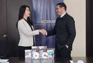 Rafael Castillo, gerente general, e Hinano Terasaka, agregada pol&iacute;tica, cultural y de prensa de la Embajada de Jap&oacute;n, hicieron la entrega-recepci&oacute;n de programas educativos, culturales y anime que se difundir&aacute;n a trav&eacute;s de EcuadorTV.. 