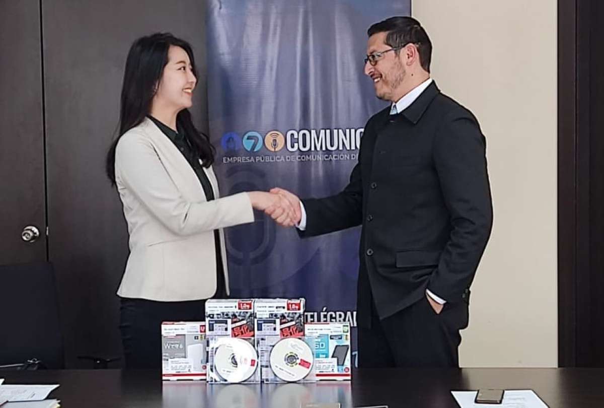 Rafael Castillo, gerente general, e Hinano Terasaka, agregada pol&iacute;tica, cultural y de prensa de la Embajada de Jap&oacute;n, hicieron la entrega-recepci&oacute;n de programas educativos, culturales y anime que se difundir&aacute;n a trav&eacute;s de EcuadorTV.. 