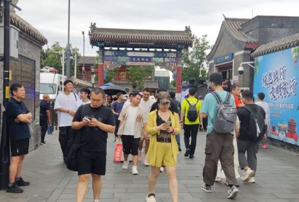 En Nanluoguxiang hay restaurantes, almacenes de ropa, perfumer&iacute;a y m&aacute;s.