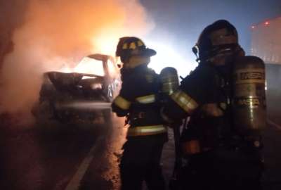 Bomberos de Quito controlaron el incendio de un veh&iacute;culo en la Av. Sim&oacute;n Bol&iacute;var